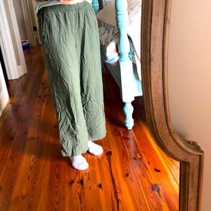 Old Navy Palazzo pants in green. Size Medium Wide Leg Pants. Never worn.